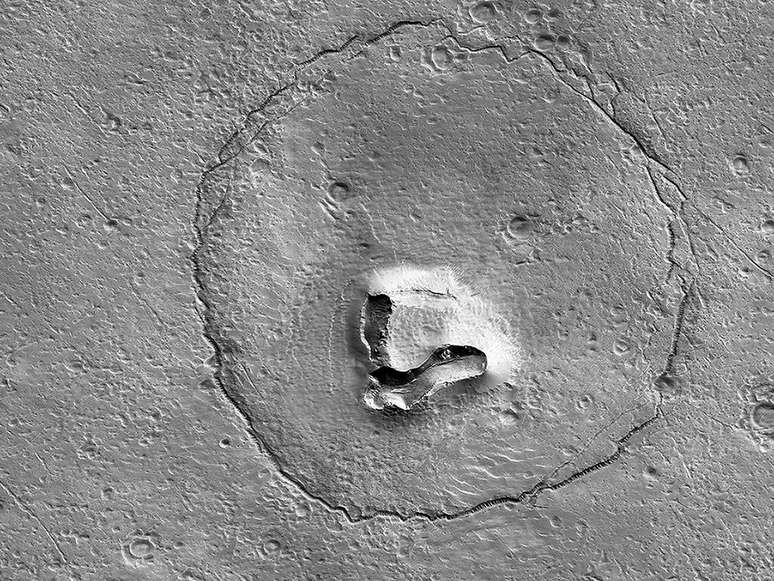 Furos, círculo e "nariz" formam a imagem de um urso em Marte