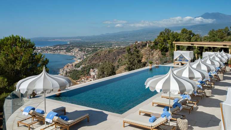 Você. Precisa saber da piscina. De Taormina...