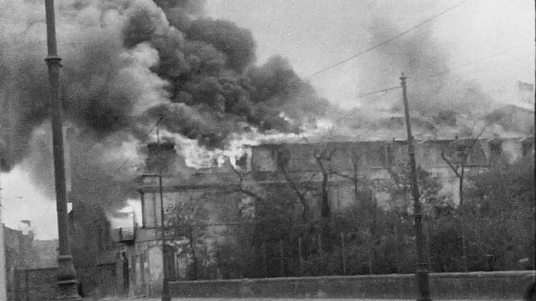 Incêndio na rua Nalewki próximo ao Parque Krasinski durante a evacuação do gueto, por volta de 20 de abril de 1943