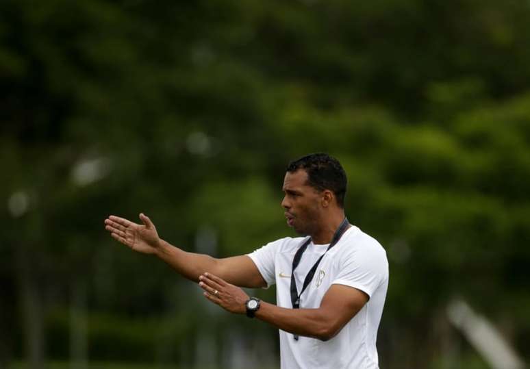Com baixas no meio, Fernando Lázaro precisará mexer na dupla de volantes do Corinthians para o clássico