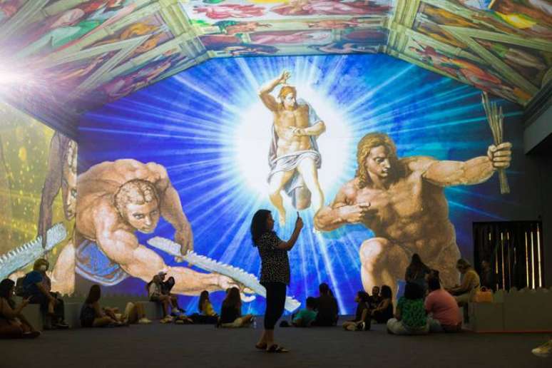 Público visita a exposição imersiva Michelangelo - O Mestre da Capela Sistina