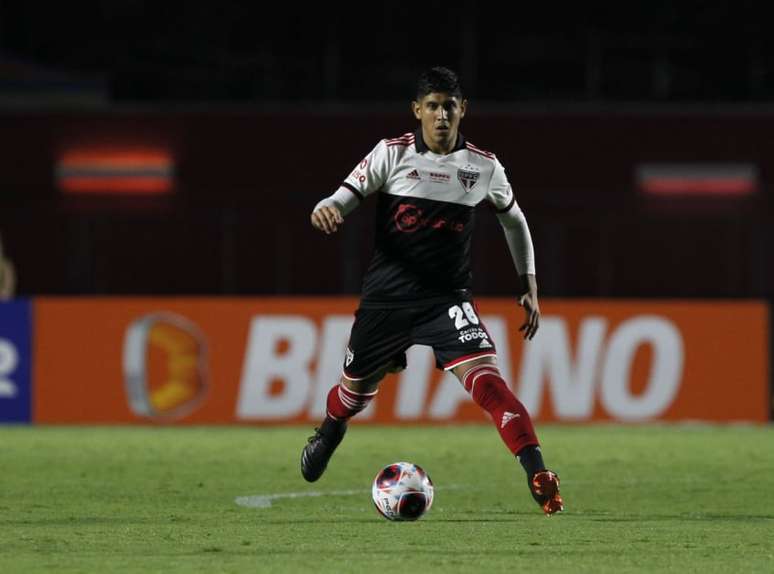 Alan Franco foi titular na zaga junto ao Beraldo (Foto: Rubens Chiri / saopaulofc.net)