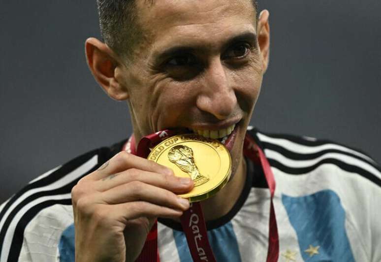 Ángel Di María celebra ganar el Mundial con la selección argentina 18/12/2022 REUTERS/Dylan Martinez