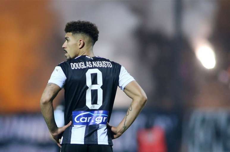 Brasileiro Douglas em ação pelo PAOK (Foto: Divulgação/PAOK)