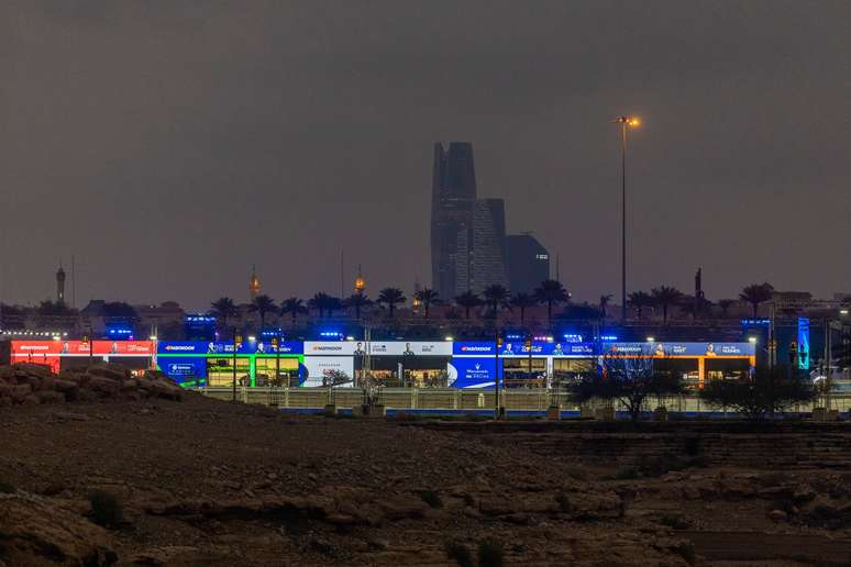 A Fórmula E realiza sua primeira corrida noturna da temporada em Diriyah 