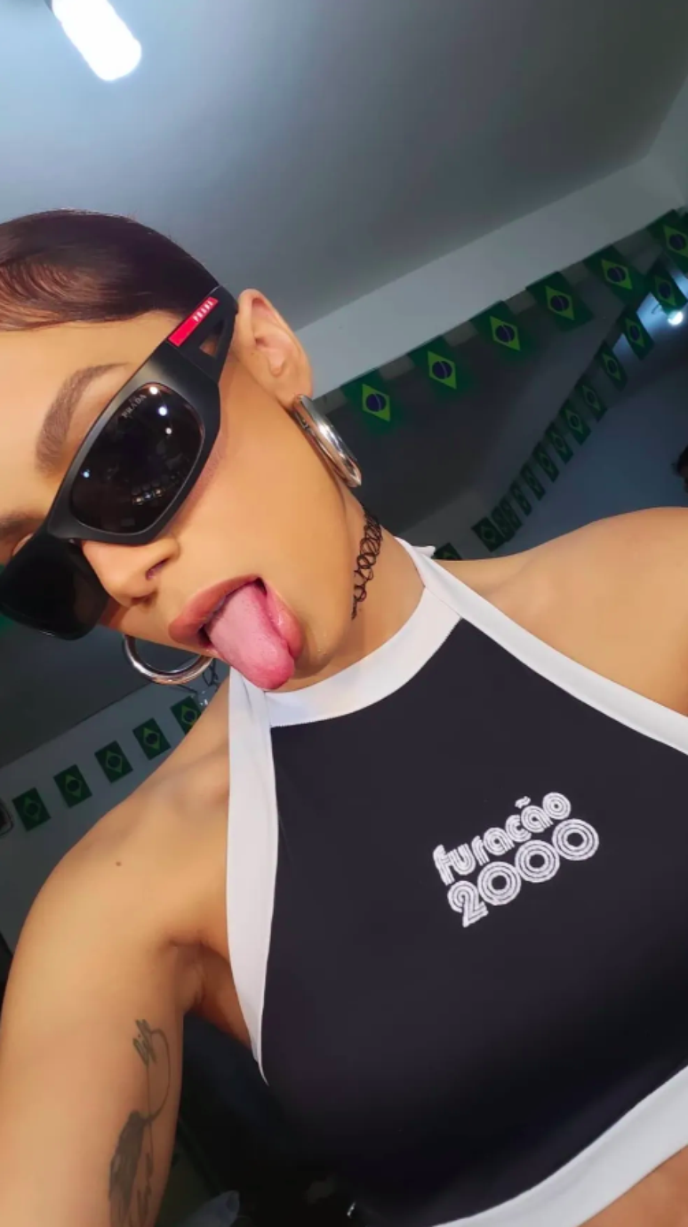 Anitta simula sexo oral em beco de comunidade e gera polêmica!