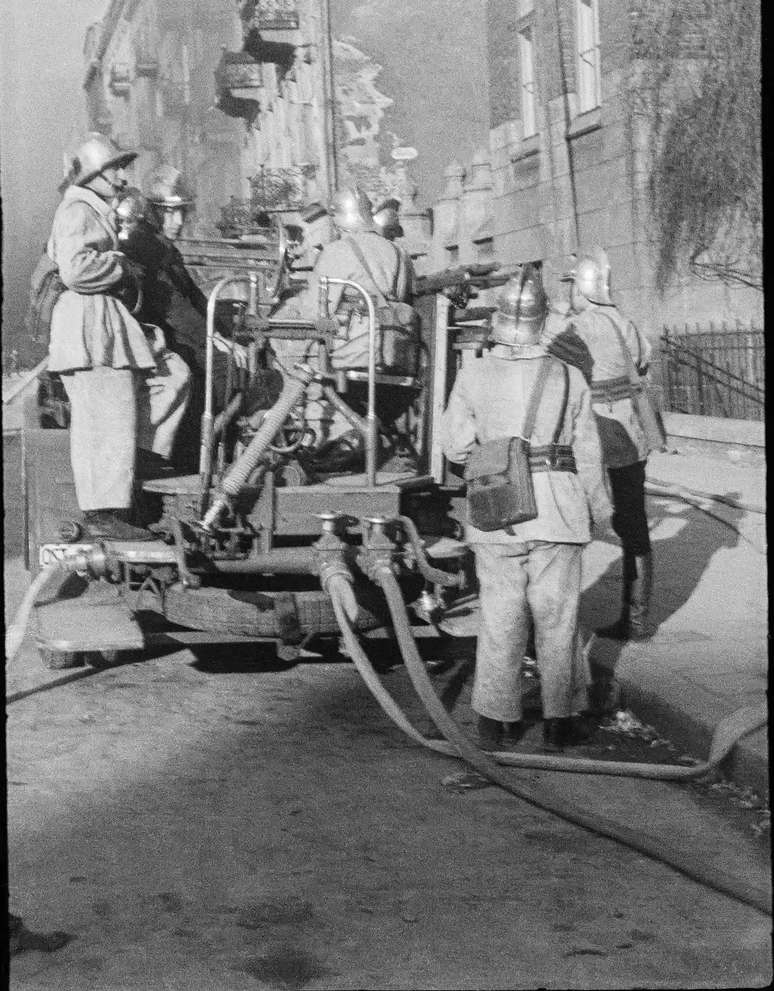 Bombeiros na Rua Nowolipie, ao lado do Hospital St Zofia: fotos inéditas do gueto de Varsóvia, registradas clandestinamente por um bombeiro polonês e encontradas em um celeiro, foram exibidas pela primeira vez em janeiro de 2023 na capital polonesa