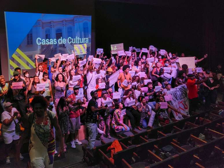 Ativistas levaram cartazes com dizeres contra o projeto e pedindo concurso para Casas de Cultura