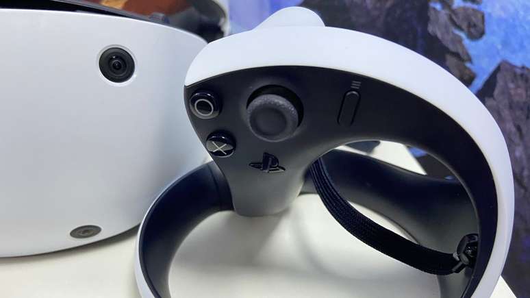 Apesar do tamanho, controles e headset PlayStation VR 2 são bem leves