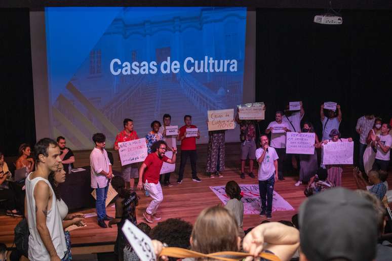 Em protesto contra ausência da secretária, público tomou palco de audiência convocada pela prefeitura para debater concessão