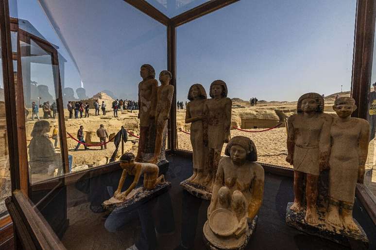 Uma das tumbas em Saqqara incluía uma coleção das "maiores estátuas" já encontradas na área, disse um alto funcionário.