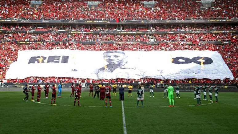 Torcedores ergueram bandeirão com homenagem ao Rei do Futebol (Foto: Reprodução/SporTV)
