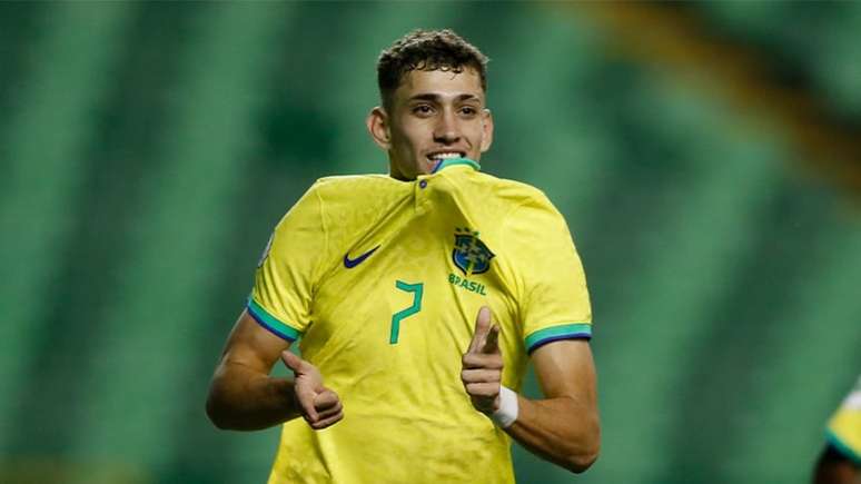 Stênio comemora gol de empate da Seleção (Foto: Rafael Ribeiro / CBF)