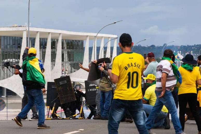 BOLSONARISTAS BRASILIA DF 08/01/2023 BOLSONARISTAS/INVASÃO SEDES DOS TRÊS PODERES - NACIONAL - OE - Grupos de Bolsonaristas radicais invadirem as sedes dos três Poderes hoje em Brasilia-DF. FOTO: WILTON JUNIOR / ESTADÃO