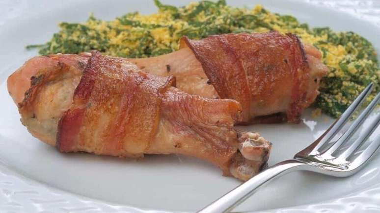 Coxas assadas com bacon – Foto: Guia da Cozinha