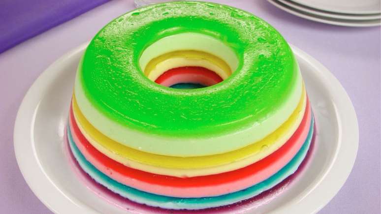 Gelatina colorida em camadas – Foto: Guia da Cozinha
