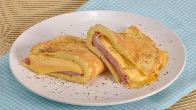 Omelete simples de misto-quente – Foto: Guia da Cozinha