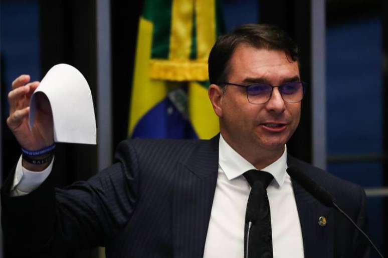 O senador eleito Flávio Bolsonaro durante sessão no Senado; filho do ex-presidente diz que pai está 'desopilando' após quatro anos de governo 'tomando porrada'