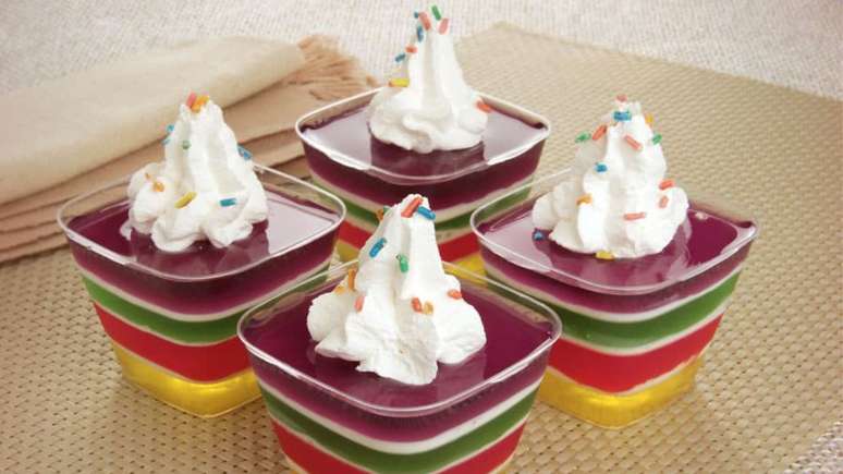 Gelatina colorida em copo – Foto: Guia da Cozinha