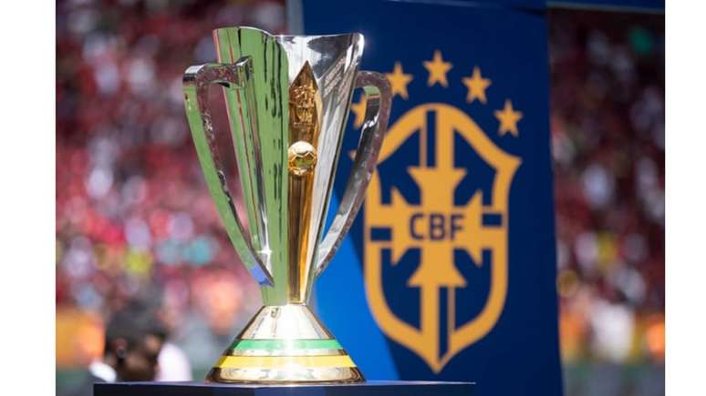 A taça da Supercopa do Brasil: Palmeiras e Flamengo se enfrentam neste sábado (Foto: Lucas Figueiredo/CBF)