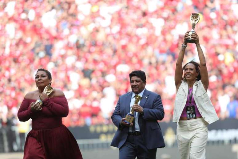 Filhas de Pele e presidente da CBF, Ednaldo Rodrigues, durante homenagem a Pel&eacute;.