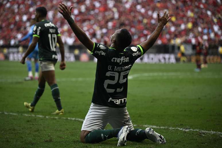 Gabriel Menino, jogador do Palmeiras, comemora gol durante partida contra o Flamengo no Estádio Mané Garrincha pela SuperCopa 2023