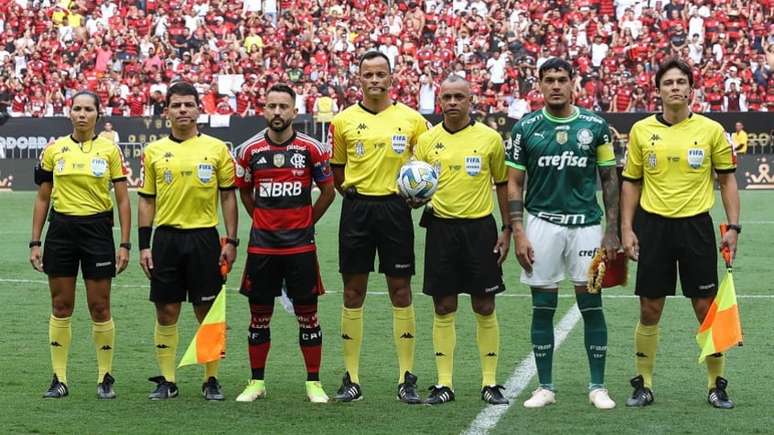 O árbitro Wilton Pereira Sampaio (Fifa/GO) entre os capitães (Foto: Cesar Greco/Palmeiras)