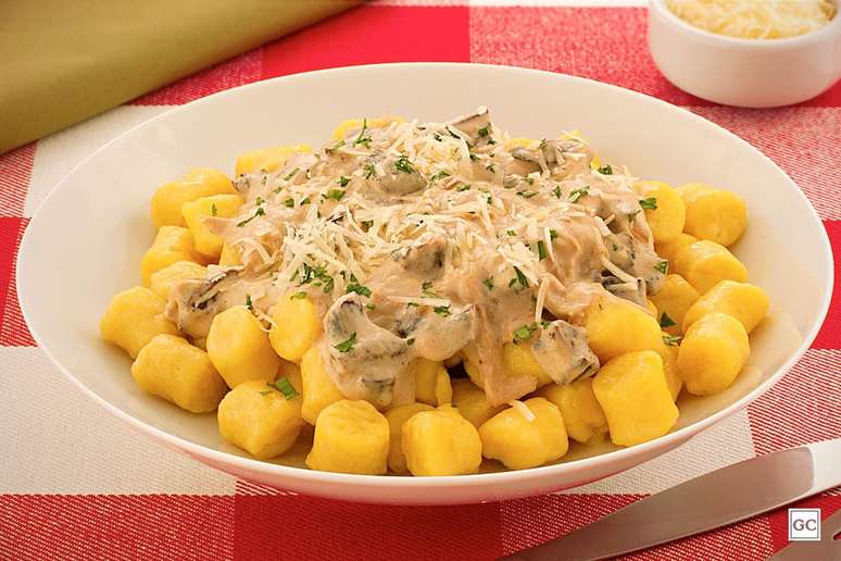 Dumplings with mushroom sauce – Photo: Guia da Cozinha