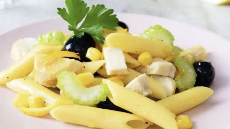 Penne rigate com azeitonas pretas, milho e frango grelhado – Foto: Barilla