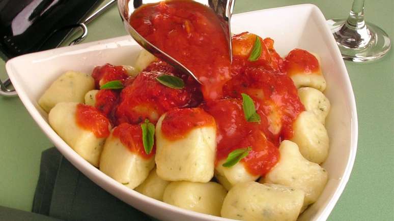 Nhoque de arroz com molho de tomate &ndash; Foto: Guia da Cozinha