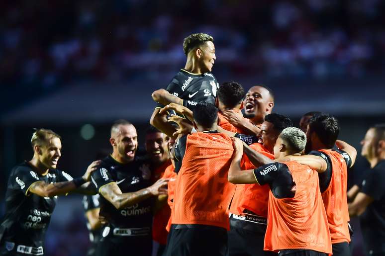 Corinthians busca o empate com o São Paulo e mantém tabu e