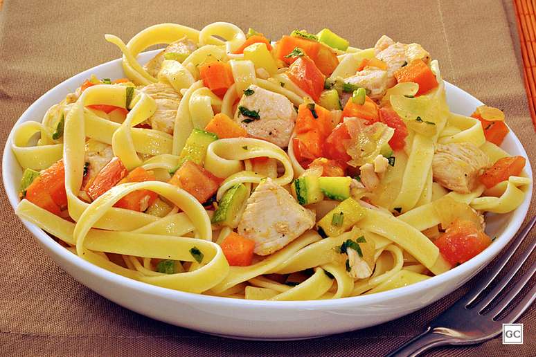 Tagliatelle with garlic, oil and vegetables – Photo: Guia da Cozinha