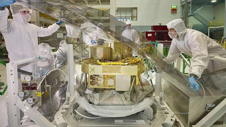 NIRISS instrument photographed during inspection (Image: Reproduction/NASA/Chris Gunn) NIRISS instrument photographed during inspection (Image: Reproduction/NASA/Chris Gunn)