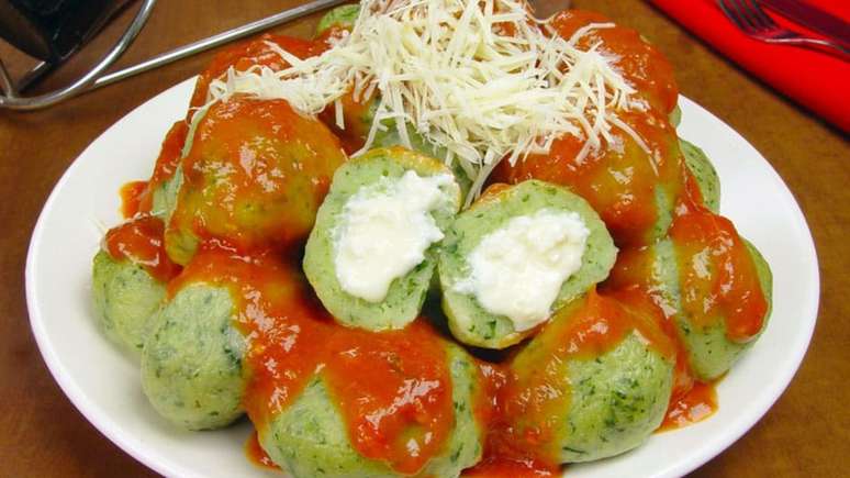 Nhoque de espinafre recheado com ricota &ndash; Foto: Guia da Cozinha