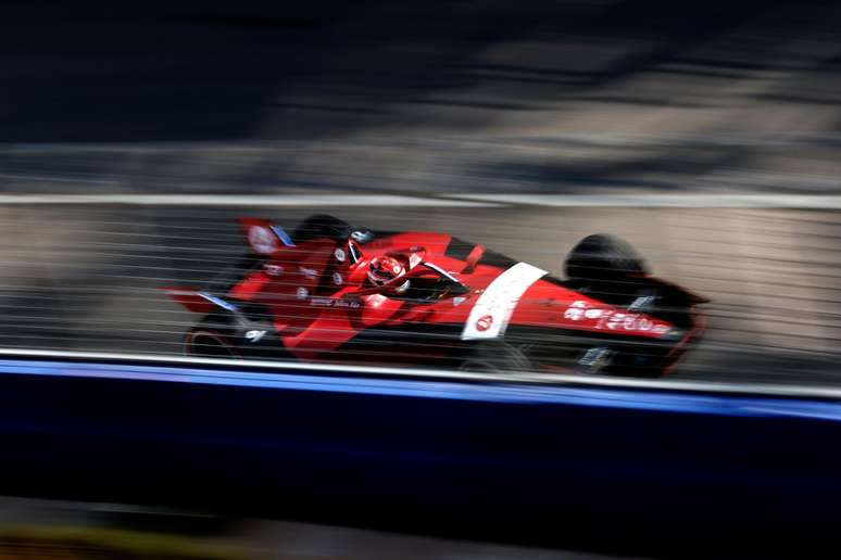 Jake Dennis agora é vice-líder, estando seis pontos atrás de Pascal Wehrlein. 