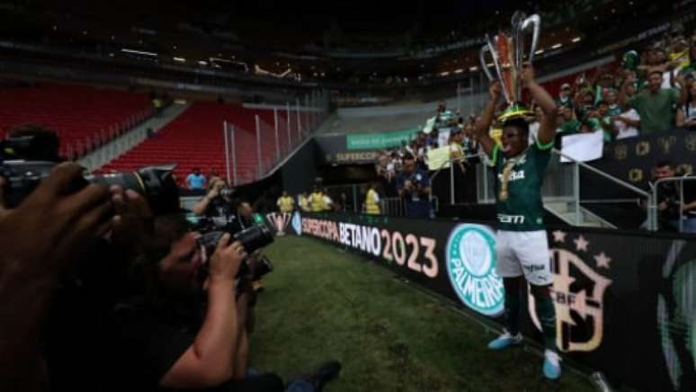 Endrick com a taça da Supercopa (Foto: Cesar Greco/Palmeiras)