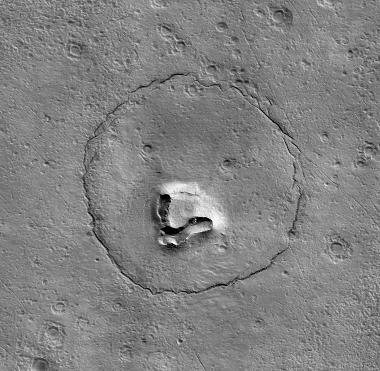 Crater on Mars, shaped like a bear's head (Image: Reproduction/NASA/JPL-Caltech/UArizona) Crater on Mars, shaped like a bear's head (Image: Reproduction/NASA/JPL-Caltech/UArizona)