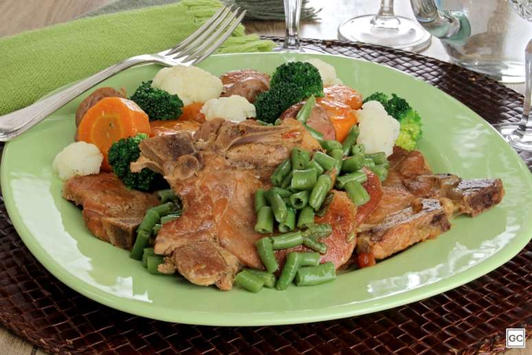 Pork chop with vegetables – Photo: Guia da Cozinha