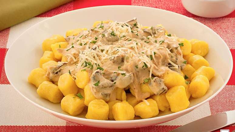 Nhoque com molho funghi &ndash; Foto: Guia da Cozinha