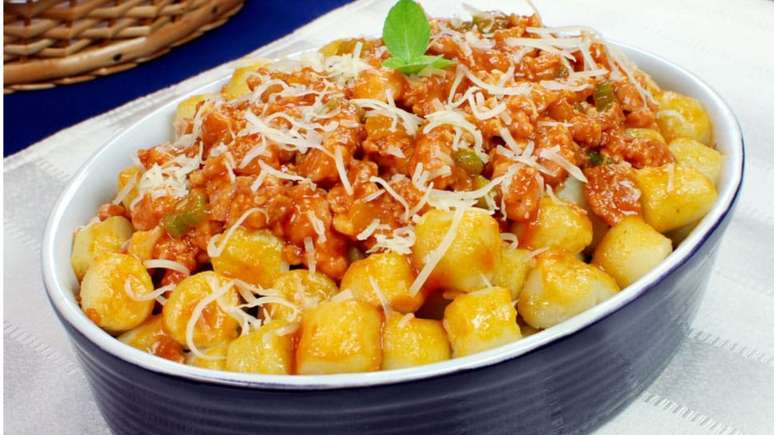 Nhoque de mandioca com ragu de lingui&ccedil;a &ndash; Foto: Guia da Cozinha