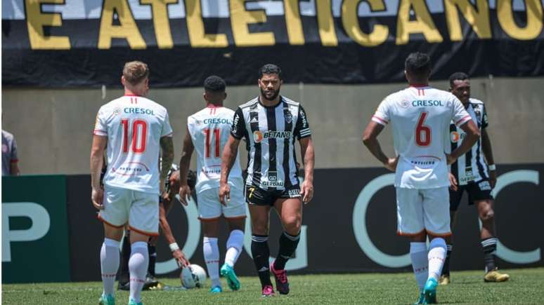 Sob forte calor, o Galo fez um jogo em ritmo mais cadenciado diante do Tombense, mas Hulk fez a diferença (Pedro Souza / Atlético)