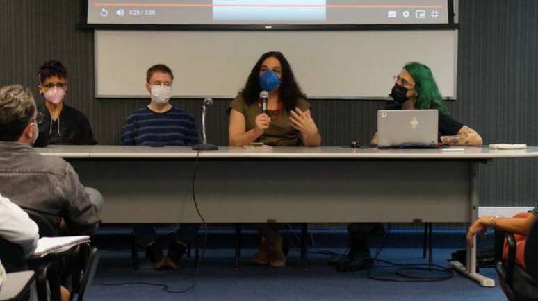 Morgan Caetano, Caio Jade, Amara Moira e Lis Macedo durante o debate "Juntes contra a transfobia", promovido pelo grupo Corpas Trans na USP