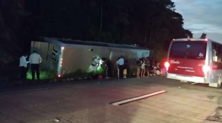 Ônibus de turismo tomba e deixa 26 feridos na Serra de Petrópolis