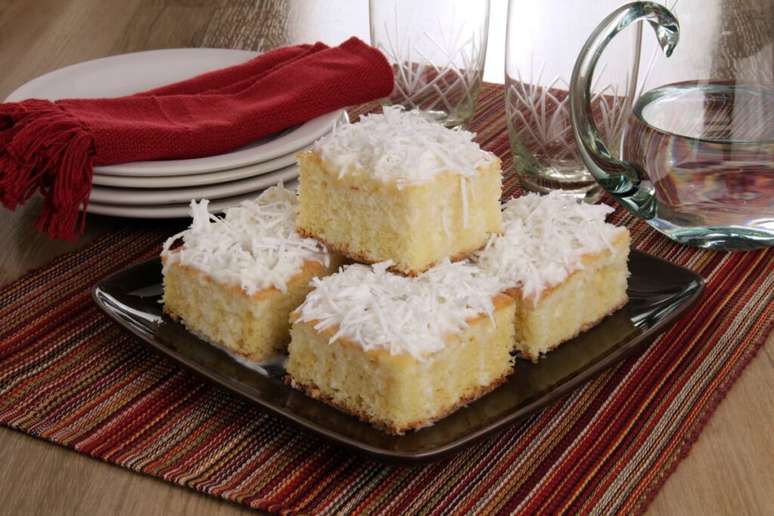 Bolo de coco gelado – Foto: Guia da Cozinha