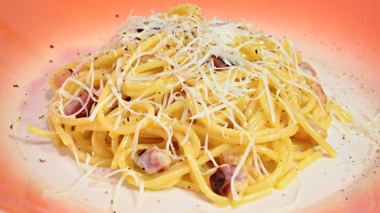 Guia da Cozinha - Veja como se faz espaguete a carbonara, prato tradicional italiano