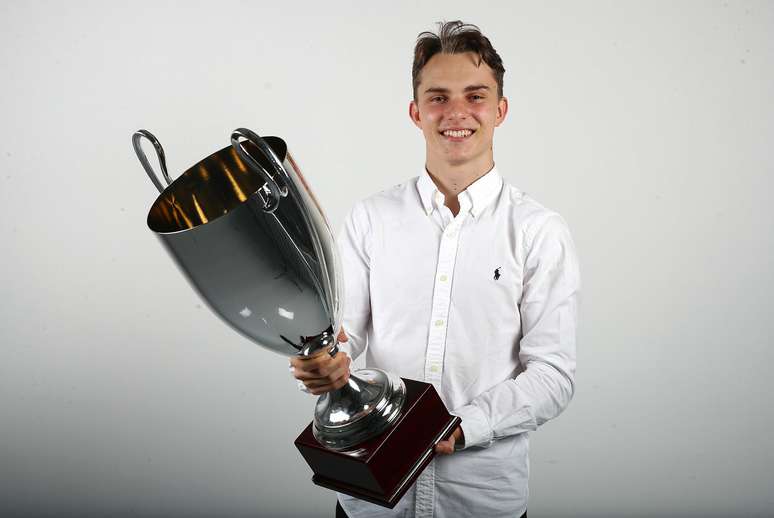 Oscar Piastri e seu troféu da F2: após mais de um ano sem correr, o australiano vai estrear na McLaren 