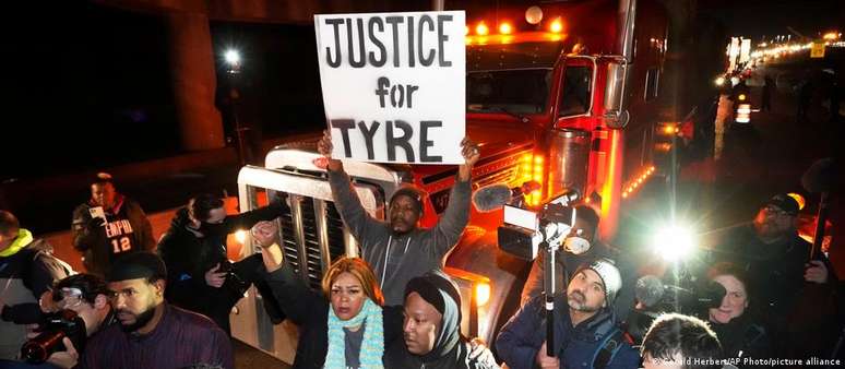 "Justiça para Tyre": manifestantes protestam contra a violência policial contra cidadãos negros no país