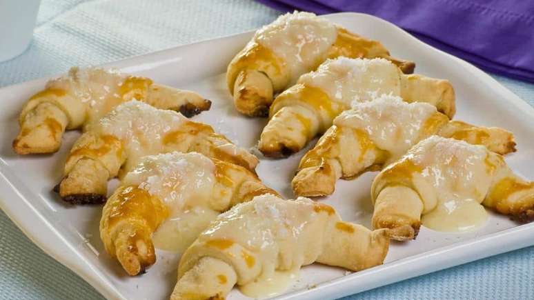 Minicroissant de coco com leite condensado – Foto: Guia da Cozinha