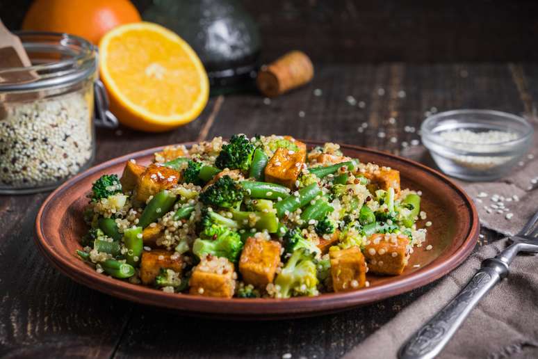 Tofu refogado com quinoa e vegetais