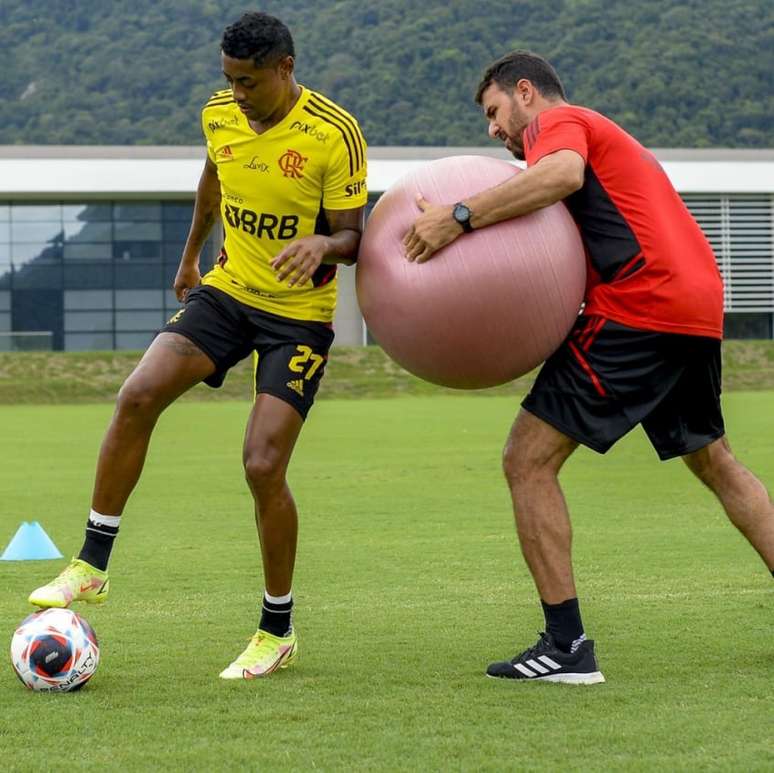Volta quando? Bruno Henrique treina com bola e anima torcida do Flamengo por recuperação